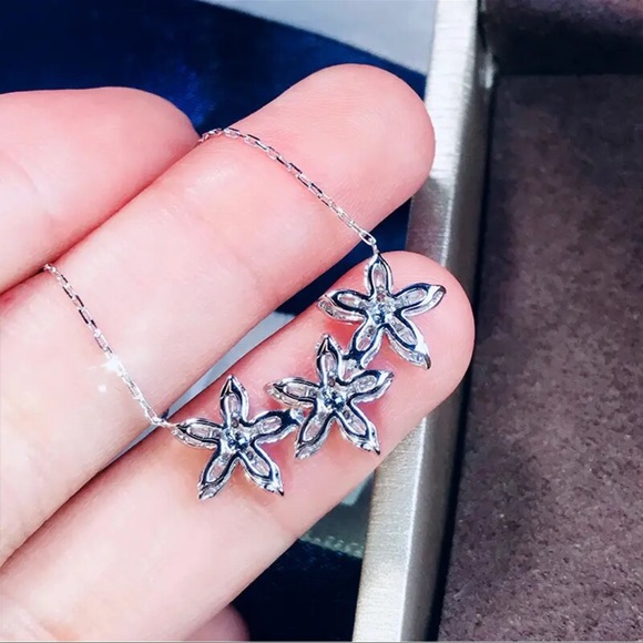 🎁 Baguette Cut Crystal Flower Necklace - Picture 5 of 7